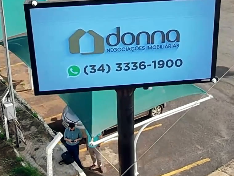 Close de um painel de LED outdoor de alta resolução exibindo cores vibrantes