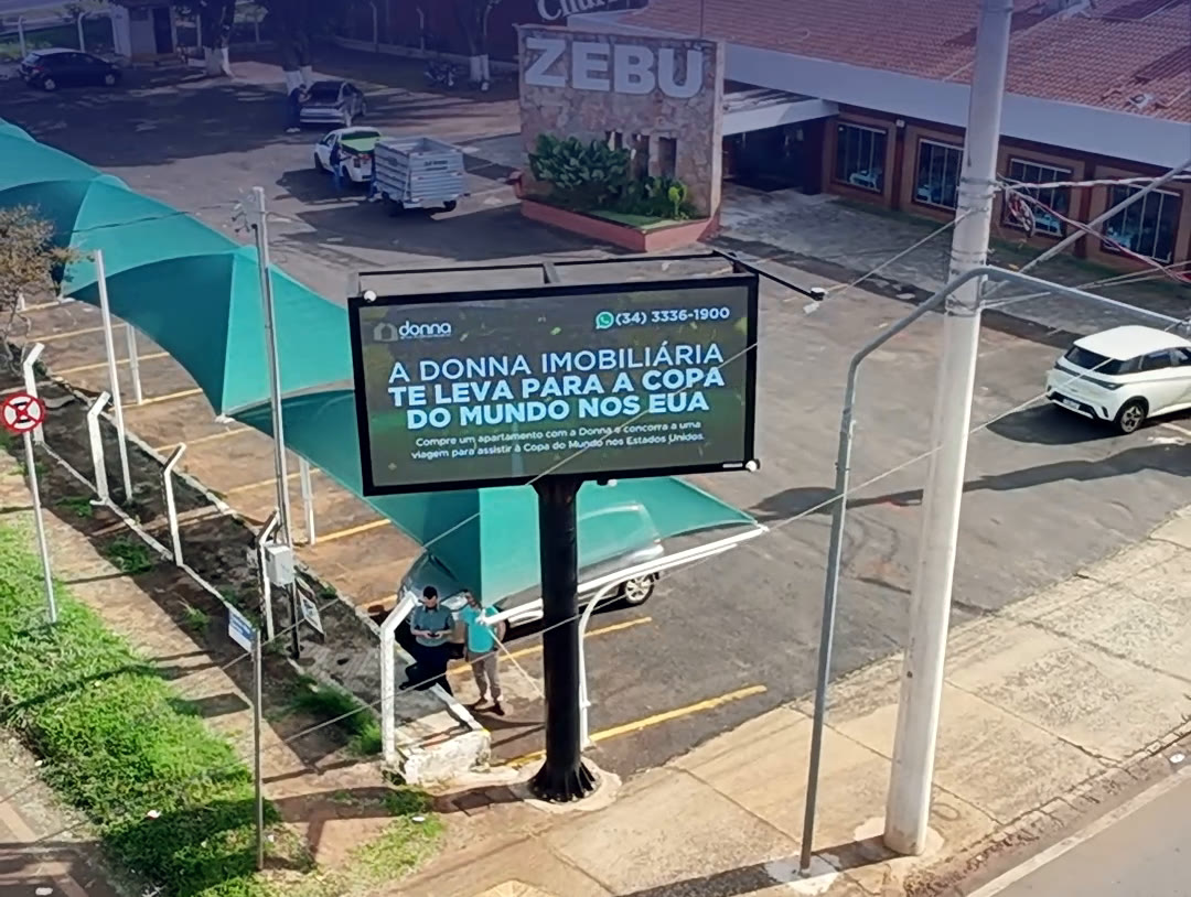 Painel de LED da MoovLED integrado ao entorno urbano, visto do alto ao entardecer